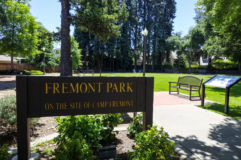 Destination Downtown - Menlo Park :  Entrance to Fremont Park